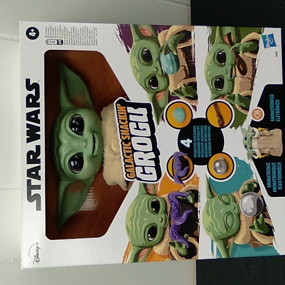 NIB DISNEY STAR WARS GALACTIC SNACKIN GROGU